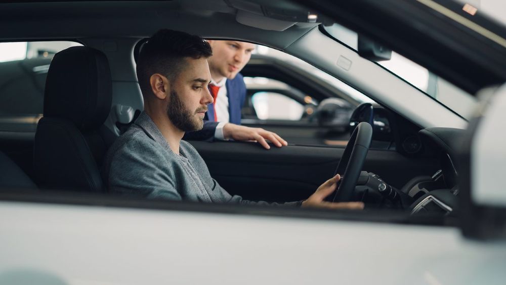 ¿Qué revisar al comprar un auto seminuevo? Guía para comprar con seguridad