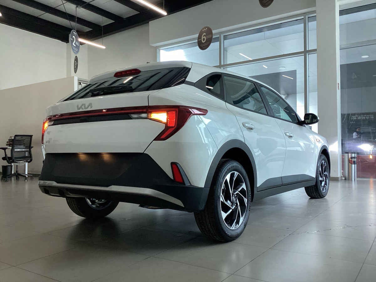2027 Kia K3 5p EX L4/1.6 Aut