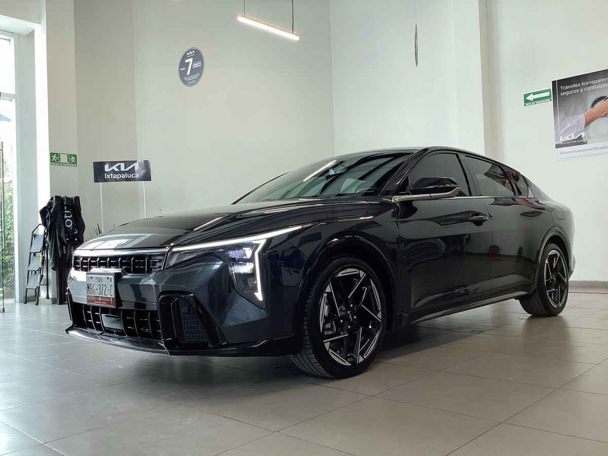 2026 Kia K4 5p GT Line L4/2.0 Aut