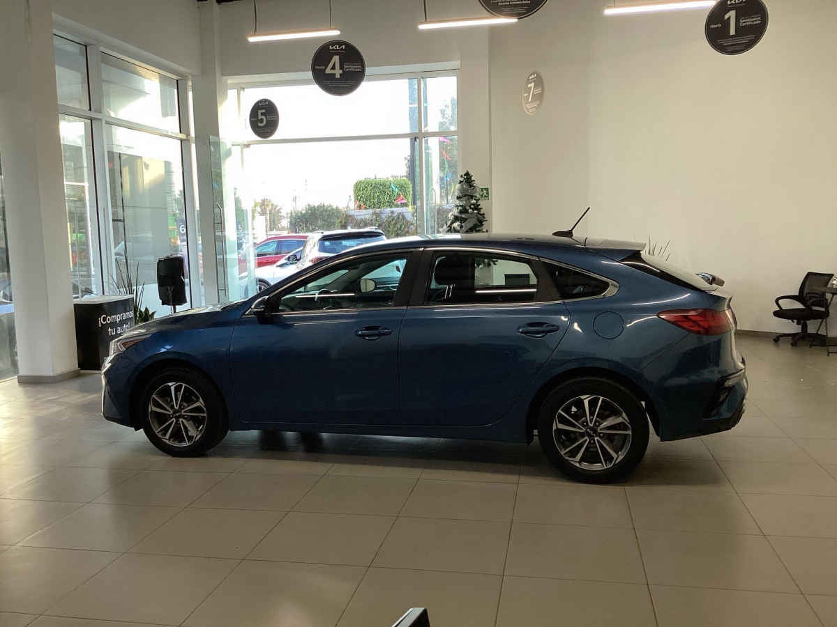 2022 Kia FORTE HB 5p EX  2.0 L MPI Atkinson TM6  A/AC.  BA  BL  f. niebla  RA-16"