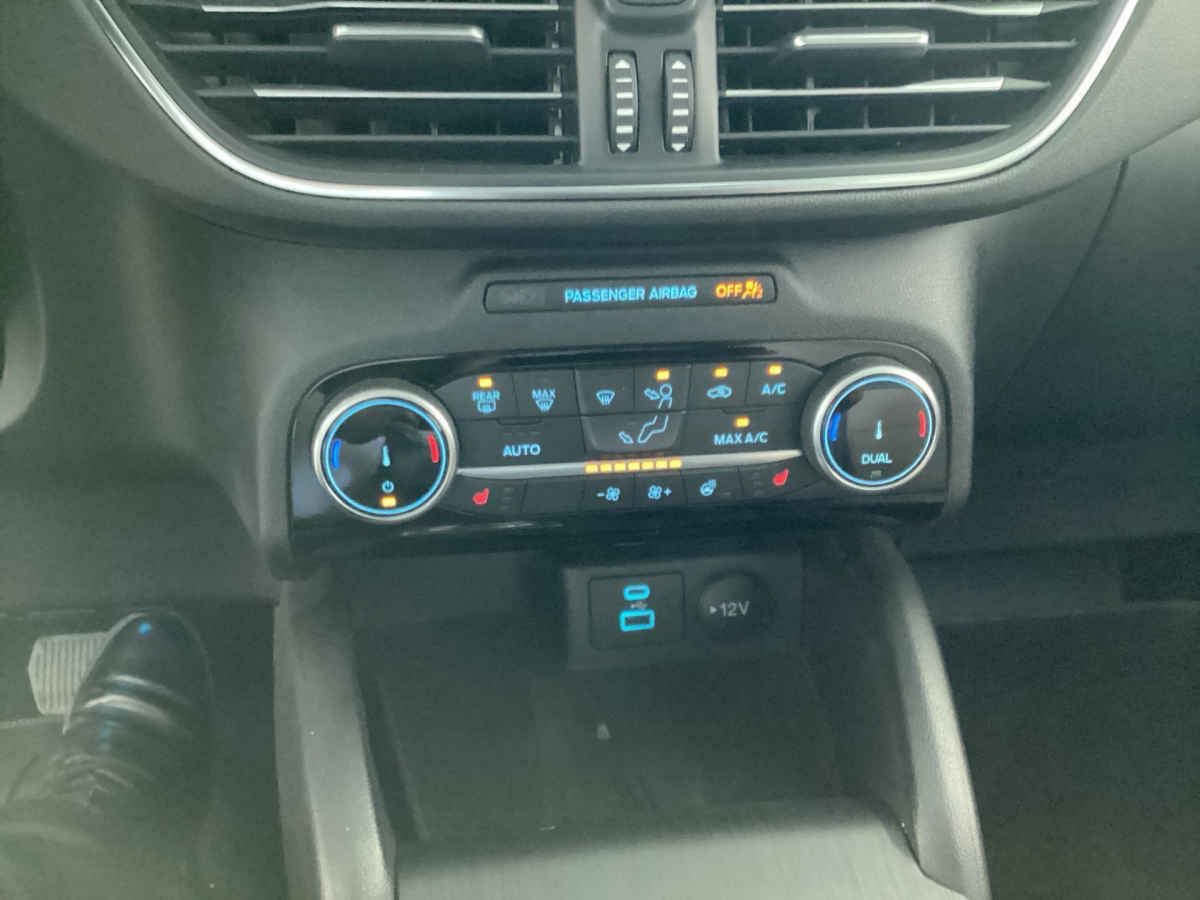 2022 Ford Escape 5p Titanium HEV L4/2.5 Aut