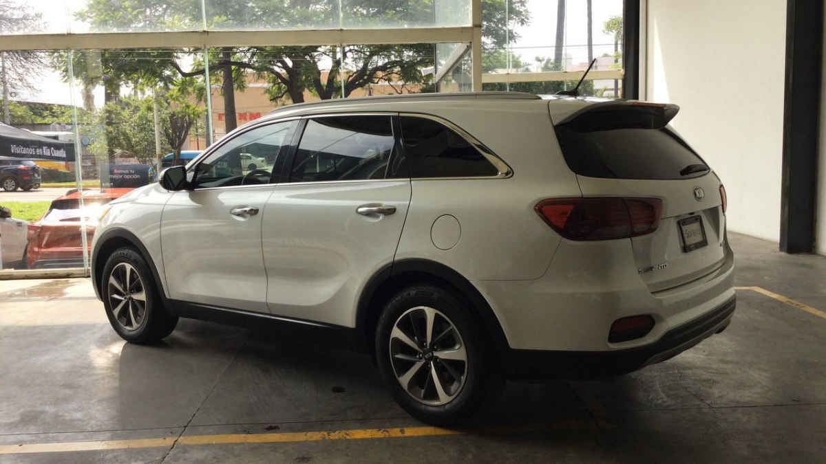 2019 Kia Sorento 5p EX  L4  TA 6Vel  Piel  7 pas.  RA-18"